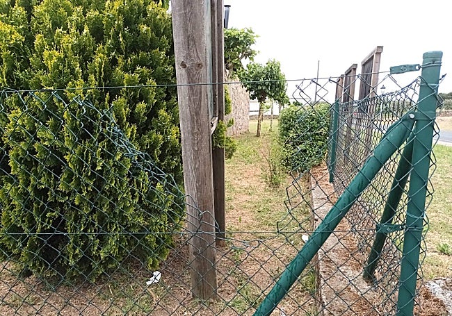 Boquete abierto en la valla que cierra el recinto.