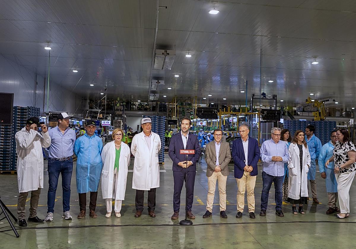 El ministro de Economía, el pacense Carlos Cuerpo, durante su visita este viernes a la fábrica Tany Nature, en Zurbarán.