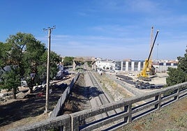 Vías del tren a su paso por Navalmoral de la Mata.