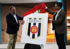 El alcalde de Mérida, Rodríguez Osuna, con el director general del club, Alejandro Pérez, descubriendo el nuevo escudo.