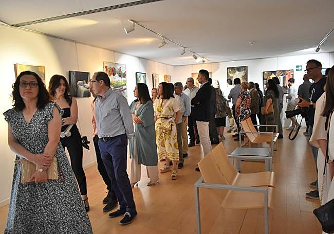 Los asistentes a la gala inauguraron la exposición con 37 obras.