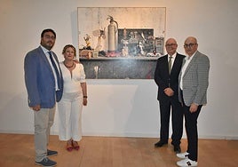 Los hermanos Miguel, Laura y Eugenio Manzano Otero posan con el ganador, Juan Gil (derecha), y su obra 'Entre el blanco y el rojo'.