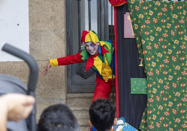 Teatro para niños en los soportales del Ayuntamiento.