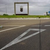 Así ha quedado la rotonda tras el accidente del motorista en Badajoz