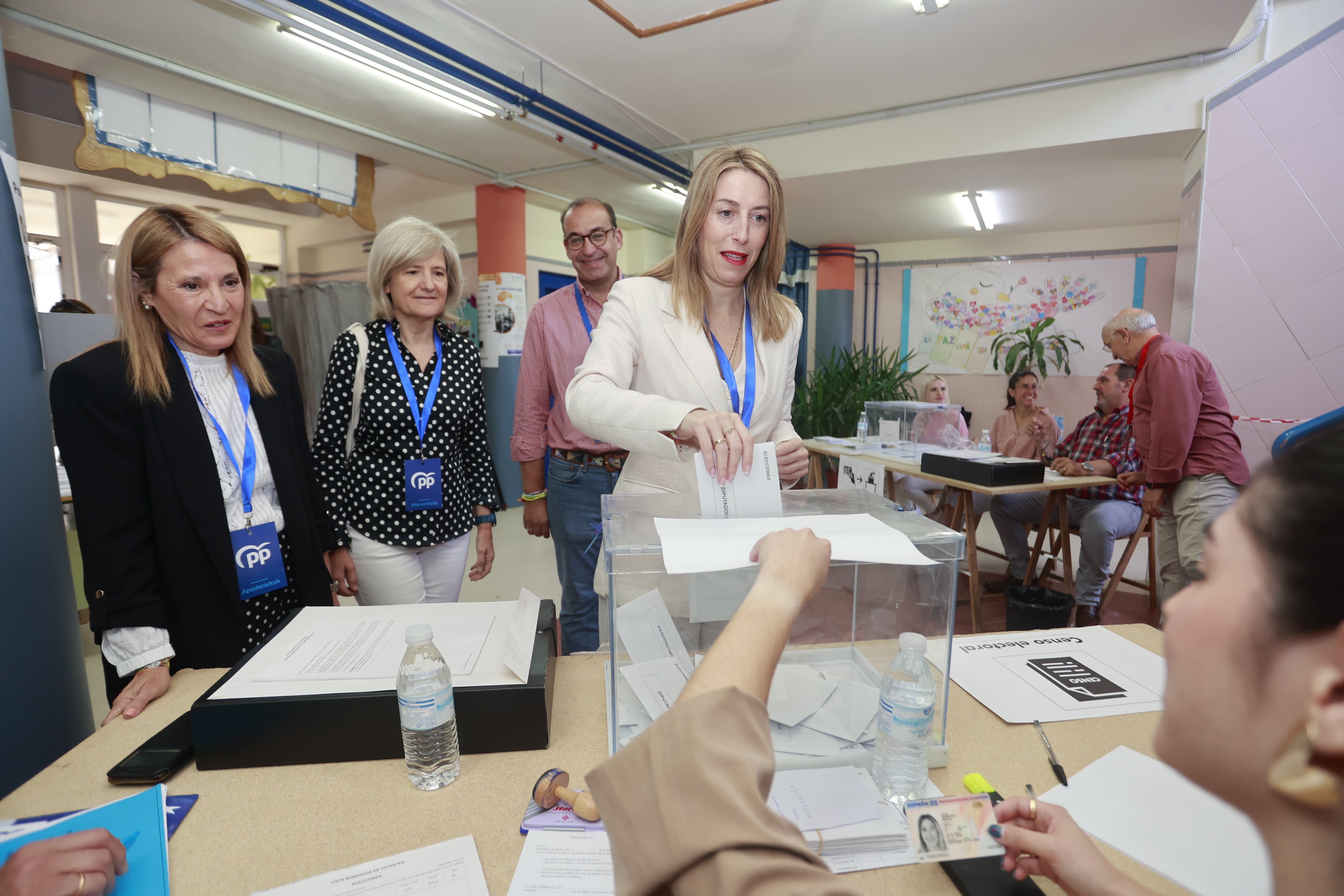 La jornada electoral en Extremadura, en imágenes