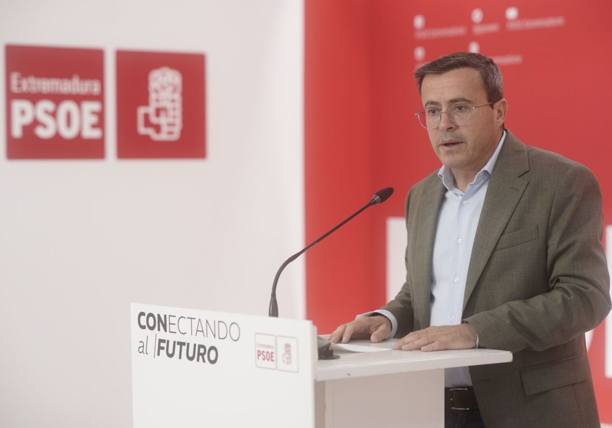 Miguel Ángel Gallardo, esta mañana, en la sede regional del PSOE en Mérida.