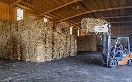 Lana acumulada del año pasado en la nave de Lanas Extremadura situada en el municipio de Trujillanos.