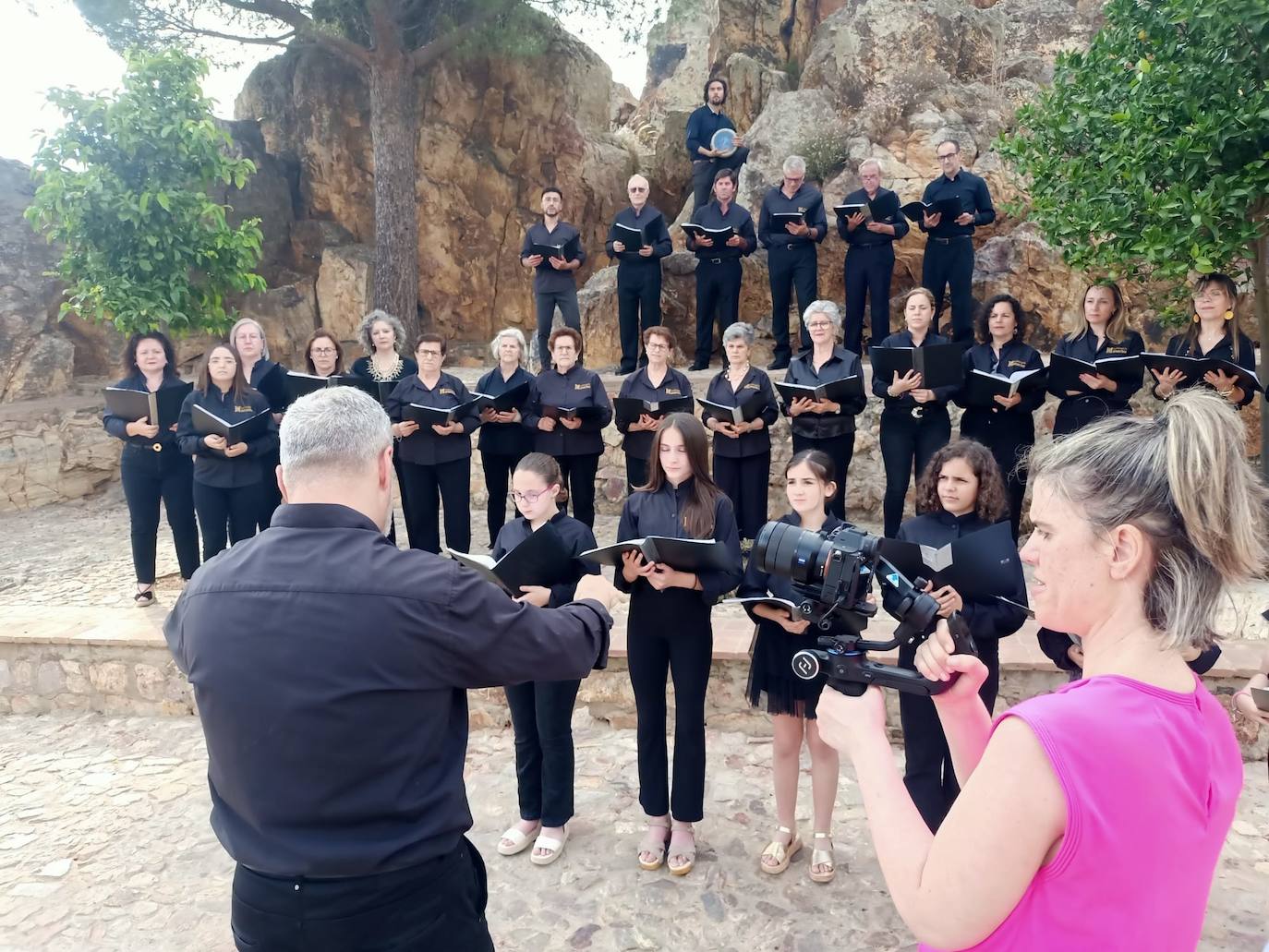 La Coral que dirige Javier Gómez en el durante la grabación del videoclip por la ONU.