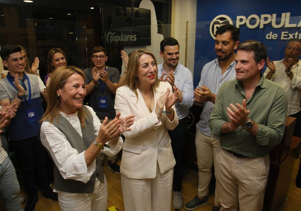 Elena Nevado, María Guardiola y Abel Bautista celebran la victoria en la sede del PP en Mérida.