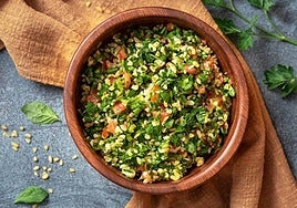 El perejil junto con la hierbabuena son la gracia del taboulé y en la receta original tienen un papel protagonista.