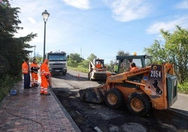 Asfaltado de la carretera de la Montaña, en la primera fase de la campaña.