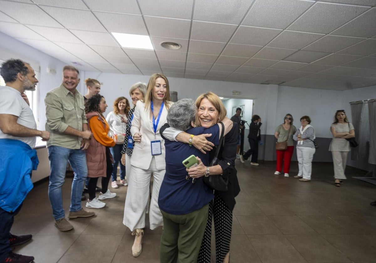 Elena Nevado, candidata del PP, recibe felicitaciones con María Guardiola detras.