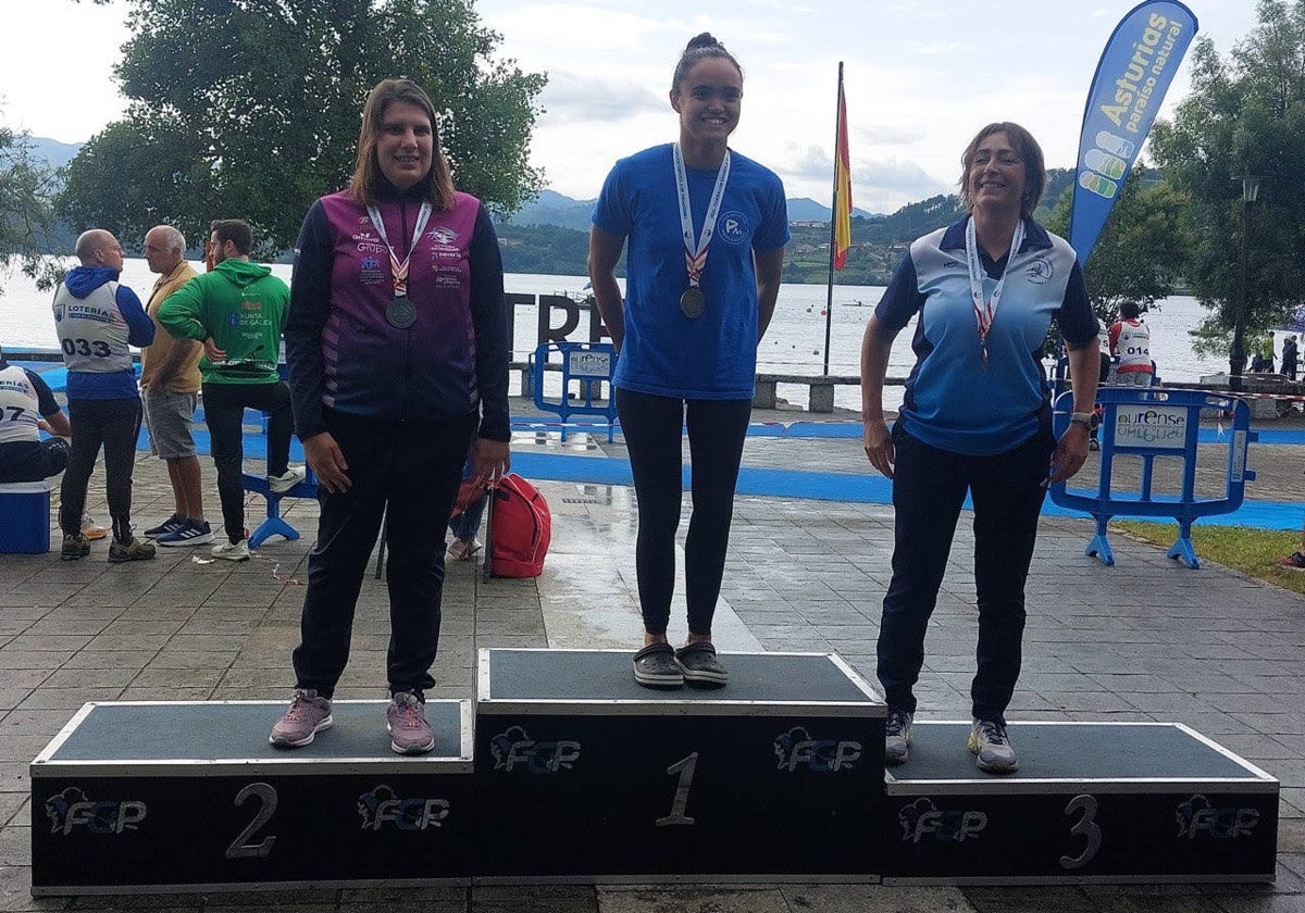 Elena Ayuso, en el segundo cajón del podio.