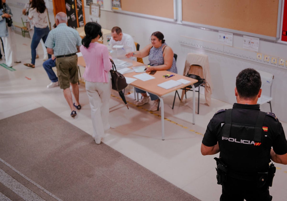 Votantes en un colegio electoral en Mérida.