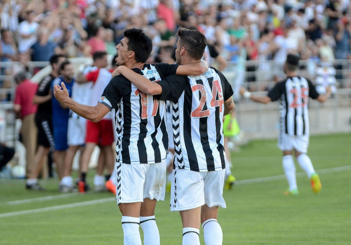 Álex Herrera celebra el pase a la final del playoff de ascenso del Badajoz ante el Antequera en 2017