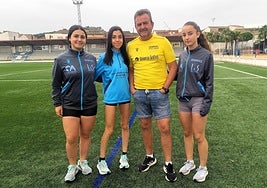 Las tres atletas posan junto a su entrenador