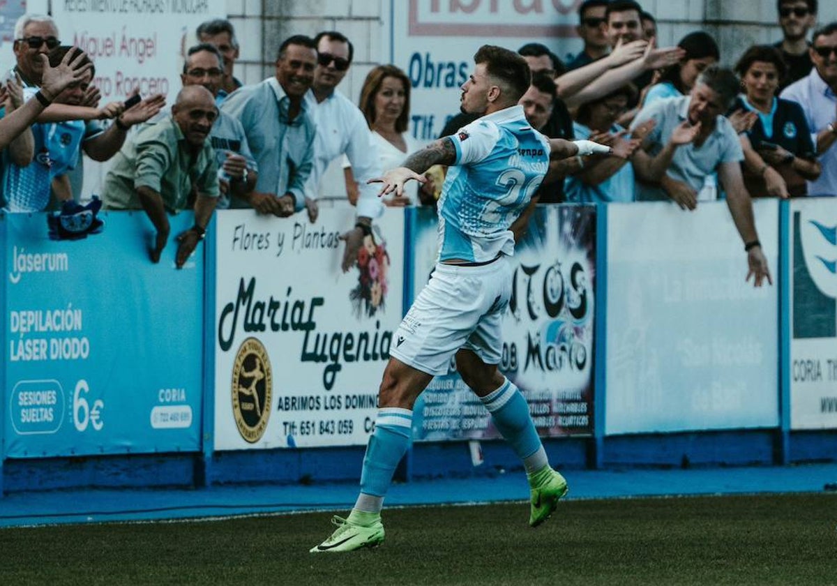 Iñaki León celebra el tanto celeste en la vuelta de la final regional.