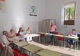 Una de las tres mesas electorales de Alconchel, el pasado domingo, con interventores de tres candidaturas.