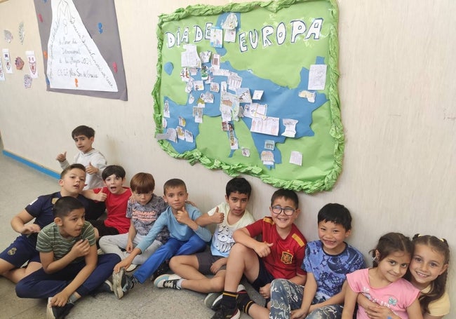 Niños del colegio Nuestra Señora de Gracia de Santa Marta con uno d elos trabajos.