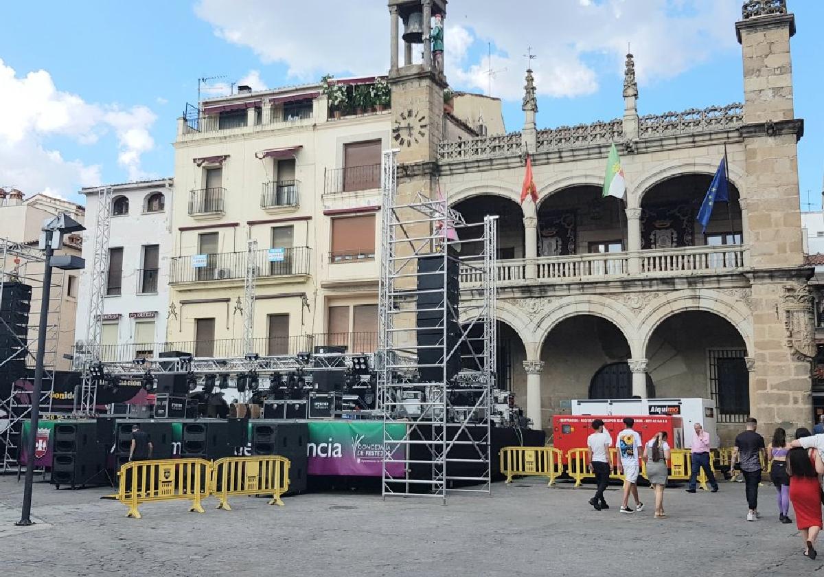 Aspecto de la Plaza Mayor, con el escenario que acogerá conciertos gratuitos todos los días.