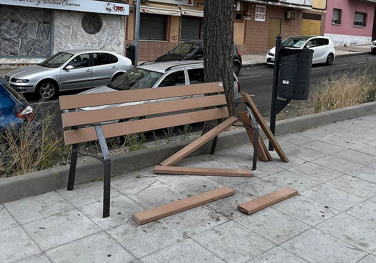 Banco destrozado junto a las pistas de la avenida del Sol.