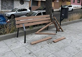Banco destrozado junto a las pistas de la avenida del Sol.