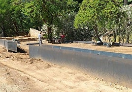 Planchas metálicas instaladas junto a la muralla abaluartada de Badajoz.