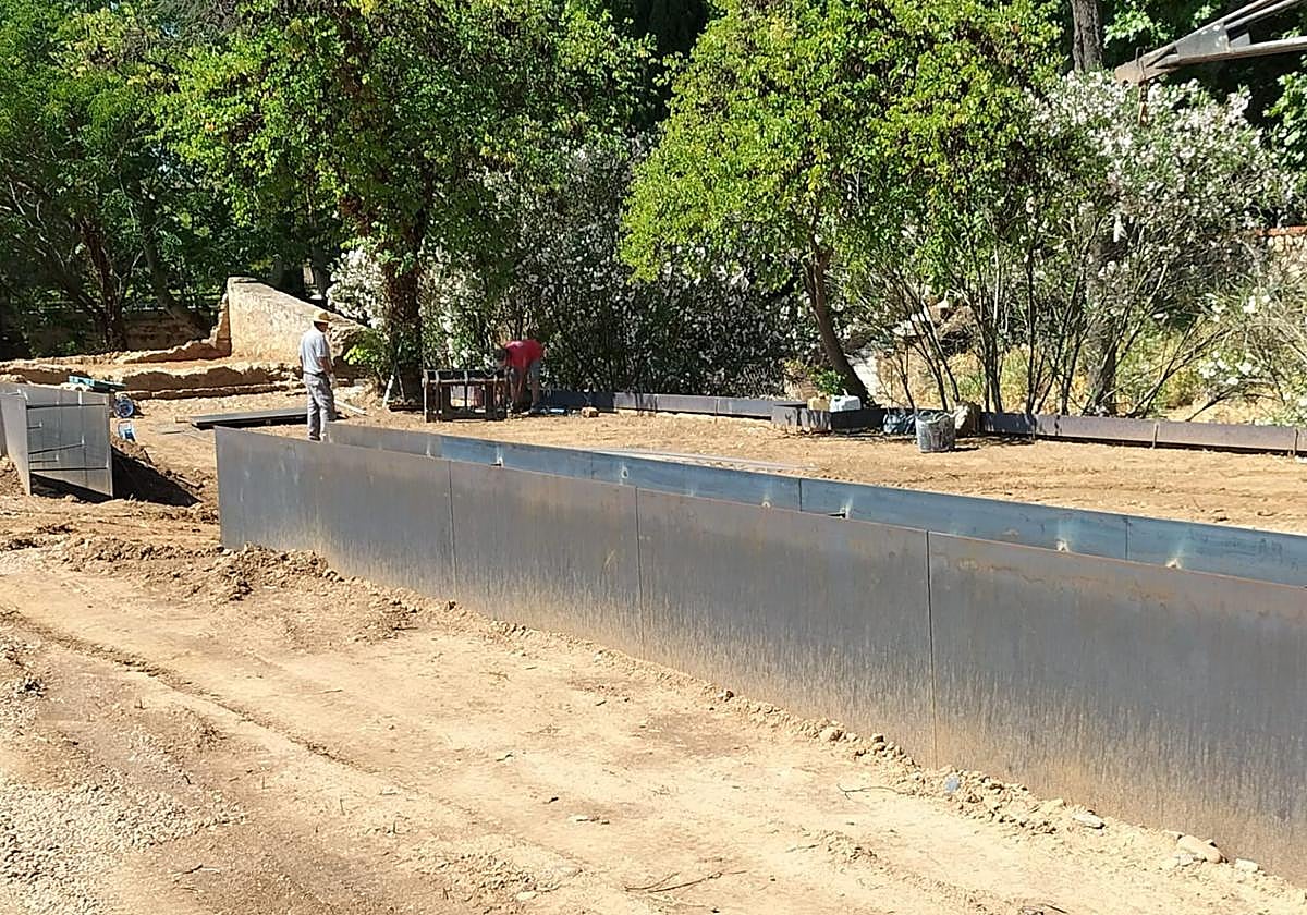 Planchas metálicas instaladas junto a la muralla abaluartada de Badajoz.