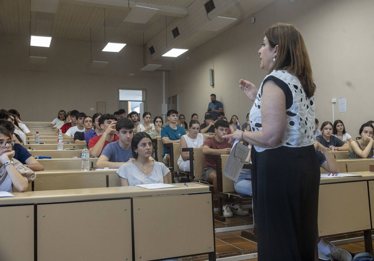 Una profesora da instrucciones antes de comenzar un examen de la EBAU en Cáceres este año.