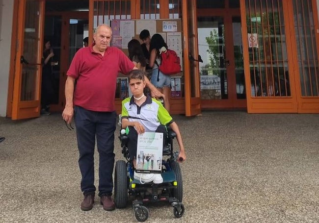 Luis, con su padre, Manuel, antes de hacer la Selectivdad.