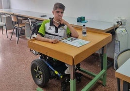 Luis García, en una mesa adaptada en un aula del Instituto de Llerena para hacer la EBAU, la semana pasada.