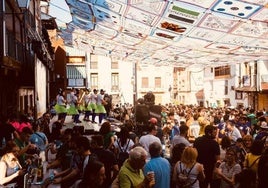 Charanga en la abarrotada plaza de Talaveruela.