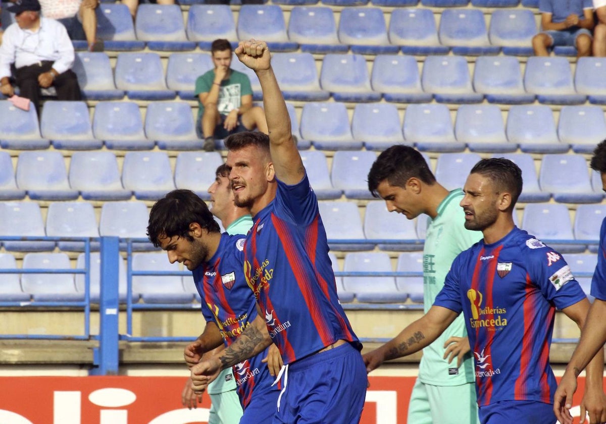 José Antonio Pardo celebra un gol con el Extremadura UD.