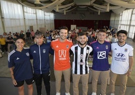 Paula Acedo, Iván Corchado, Sergio Tienza, Bermúdez, Dani Cordero y Álex Herrera posan con las nuevas equipaciones del Badajoz.