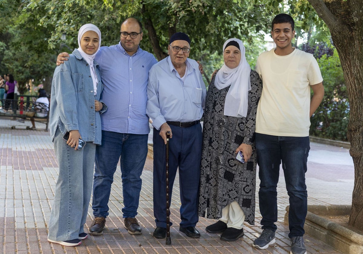 De izquierda a derecha, Dana, Tamer, Ibrahim, Mona y Hamzah, el pasado miércoles en Cáceres.