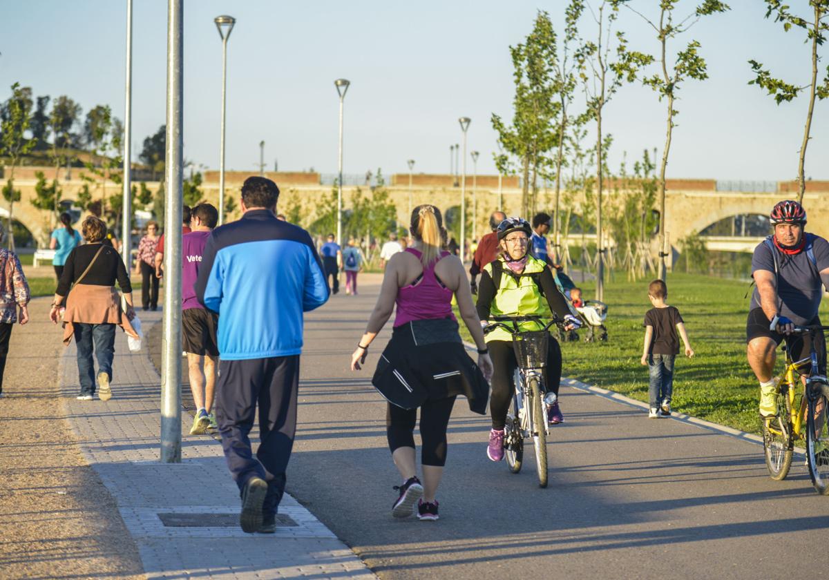 Pacenses practican deporte en el parque del río.