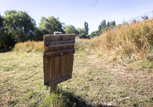 Esto es lo que queda de una de las papeleras de madera situadas en la Ribera del Marco.