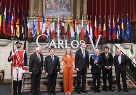 El Rey Felipe VI saluda a los escolares de La Vera que han acudido a la entrada del Monasterio de Yuste.