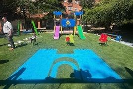 Zona infantil renovada en el parque Diego de Badajoz, en la barriada de San Fernando.