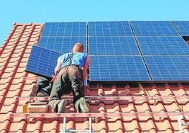 Trabajos de instalación de placas solares para autoconsumo en un domicilio particular.