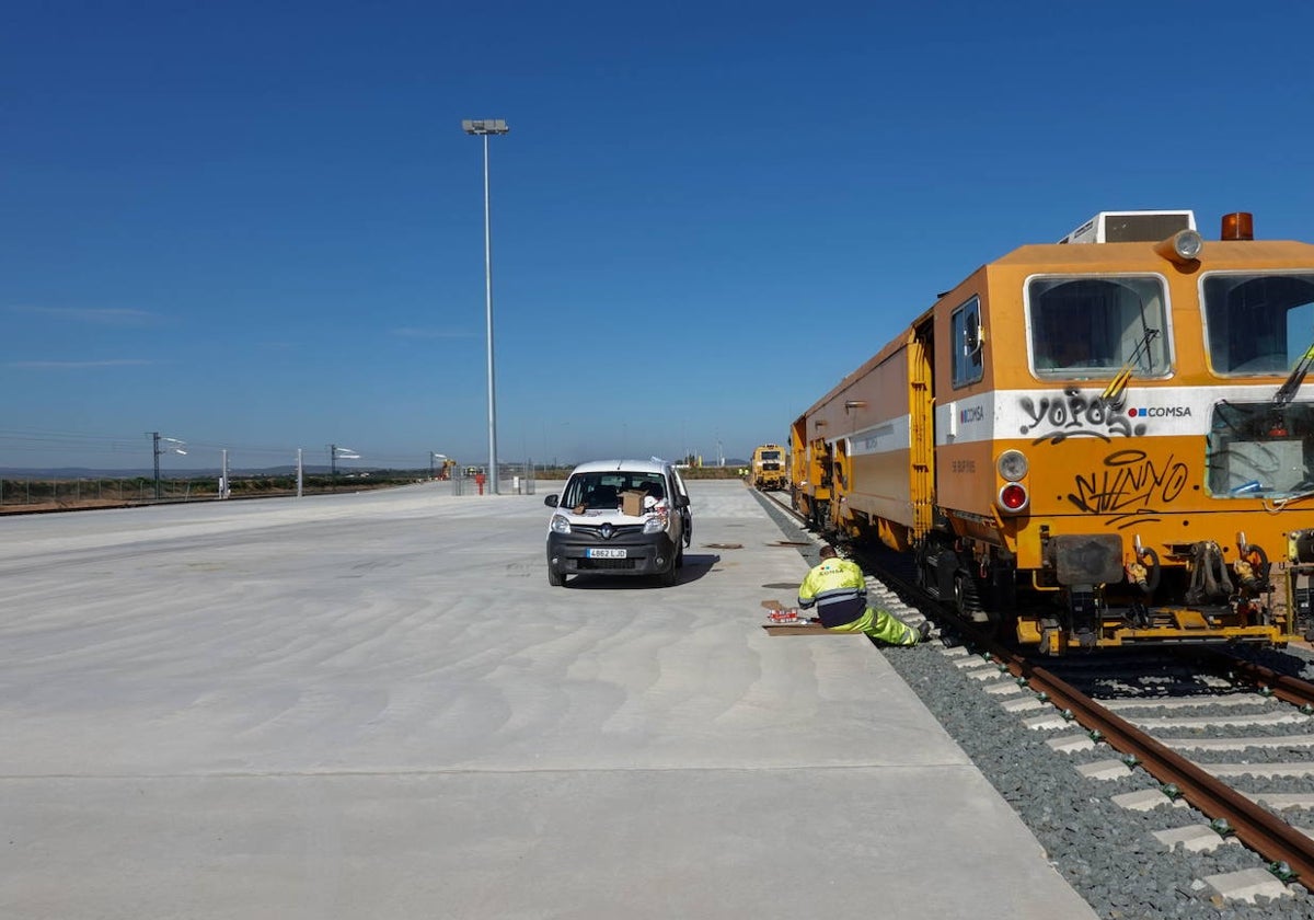 Una máquina prepara la vía del tren en la plataforma logística en 2023.