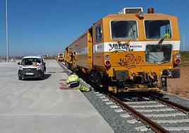 Una máquina prepara la vía del tren en la plataforma logística en 2023.