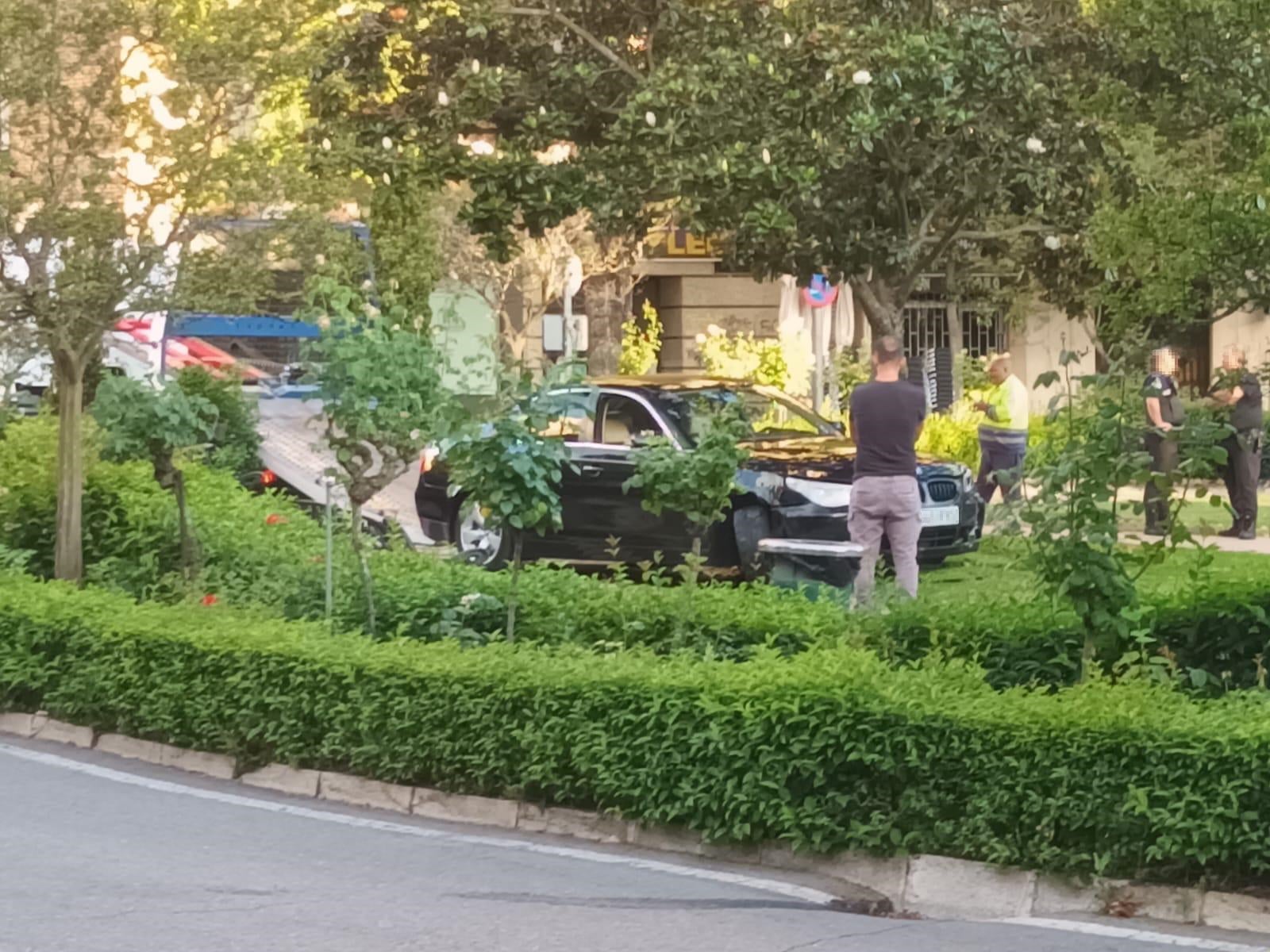 Así ha quedado el coche que se ha metido en el parque central de la plaza de Colón de Cáceres