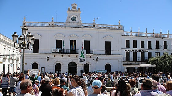 Cientos de ciudadanos se concentran por la «situación agónica» del Hospital de Llerena