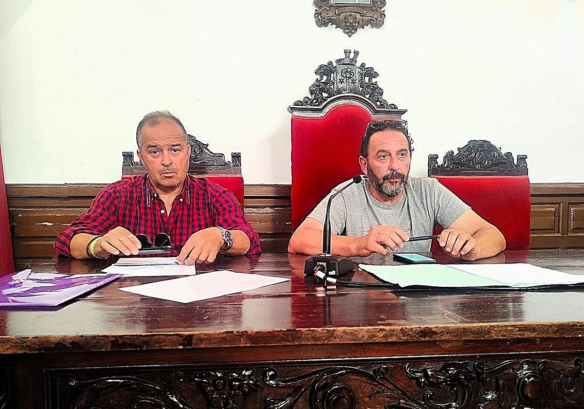 Paco Bueno e Isidoro Domíngez se dirigen a los presentes