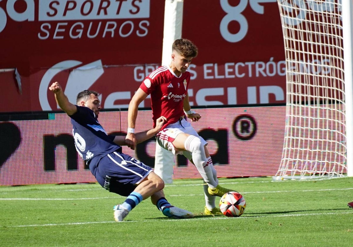 Juanjo Chavalés, autor del gol del Coria, en defensa ante un rival murciano.