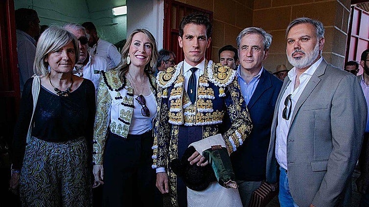 Guardiola luce chaquetilla torera en la corrida de Talavante, Roca Rey y Ginés Marín en Plasencia