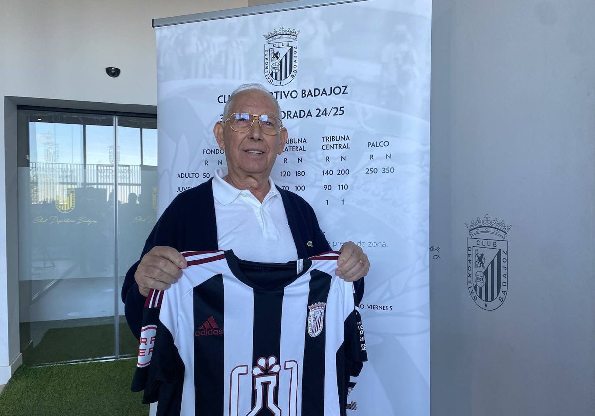 Ceferino ha sido el primer aficionado del Badajoz en renovar su abono para la nueva temporada en Tercera.