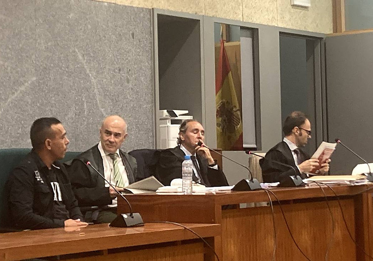 El acusado, T. A. (a la izquierda de la imagen), responde a las preguntas de su abogado.