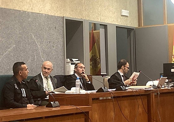 El acusado, T. A. (a la izquierda de la imagen), responde a las preguntas de su abogado.